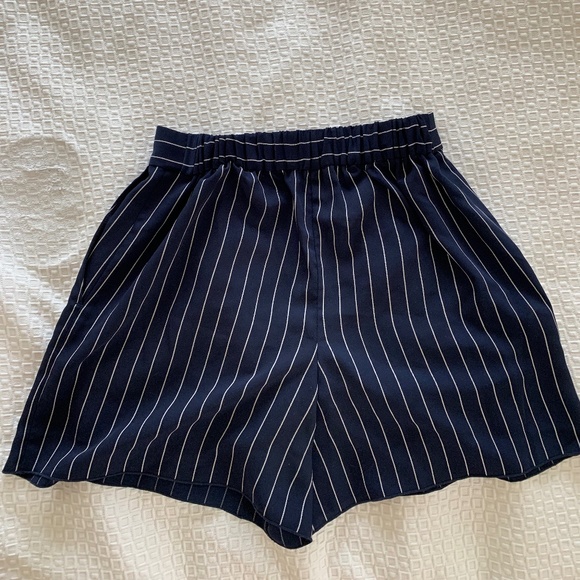 Aritzia Alvin (Cohen) Short Size 0 Navy and White Striped Dress Shorts - Picture 3 of 5